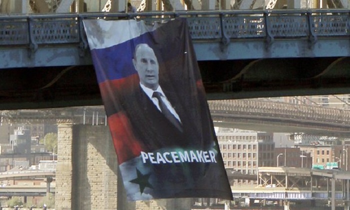 Putin the `Peacemaker`: banner hung from Manhattan Bridge puzzles police - VIDEO